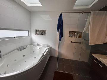 SE VENDE ESPECTACULAR CASA EN LA FLORIDA!