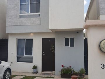 CASA EN VENTA HACIENDA DE ALBA, LEON GTO. ZONA SUR CASA DE 2 PLANTAS SOBRE BLVD. LOS PORTALES A 2 MINUTOS DE BLV. AEROPUERTO