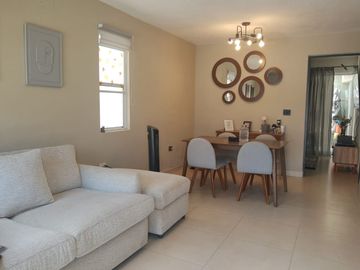 CASA EN VENTA HACIENDA DE ALBA, LEON GTO. ZONA SUR CASA DE 2 PLANTAS SOBRE BLVD. LOS PORTALES A 2 MINUTOS DE BLV. AEROPUERTO