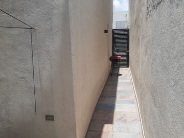 CASA EN VENTA HACIENDA DE ALBA, LEON GTO. ZONA SUR CASA DE 2 PLANTAS SOBRE BLVD. LOS PORTALES A 2 MINUTOS DE BLV. AEROPUERTO