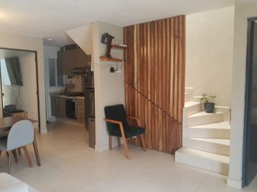 CASA EN VENTA HACIENDA DE ALBA, LEON GTO. ZONA SUR CASA DE 2 PLANTAS SOBRE BLVD. LOS PORTALES A 2 MINUTOS DE BLV. AEROPUERTO