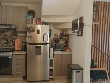 CASA EN VENTA HACIENDA DE ALBA, LEON GTO. ZONA SUR CASA DE 2 PLANTAS SOBRE BLVD. LOS PORTALES A 2 MINUTOS DE BLV. AEROPUERTO