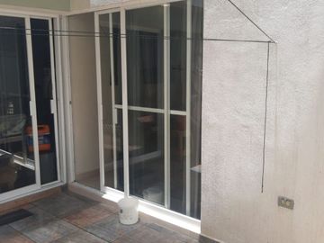 CASA EN VENTA HACIENDA DE ALBA, LEON GTO. ZONA SUR CASA DE 2 PLANTAS SOBRE BLVD. LOS PORTALES A 2 MINUTOS DE BLV. AEROPUERTO