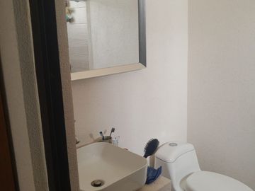 CASA EN VENTA HACIENDA DE ALBA, LEON GTO. ZONA SUR CASA DE 2 PLANTAS SOBRE BLVD. LOS PORTALES A 2 MINUTOS DE BLV. AEROPUERTO