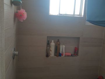 CASA EN VENTA HACIENDA DE ALBA, LEON GTO. ZONA SUR CASA DE 2 PLANTAS SOBRE BLVD. LOS PORTALES A 2 MINUTOS DE BLV. AEROPUERTO