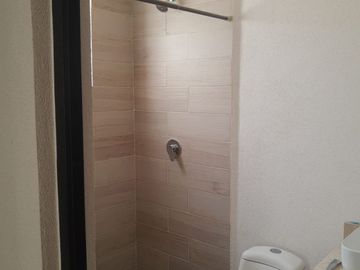 CASA EN VENTA HACIENDA DE ALBA, LEON GTO. ZONA SUR CASA DE 2 PLANTAS SOBRE BLVD. LOS PORTALES A 2 MINUTOS DE BLV. AEROPUERTO