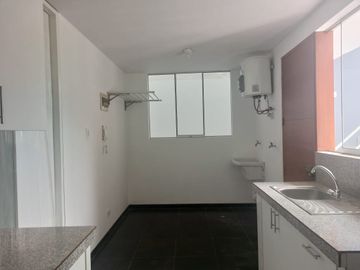 Vendo dpto. 2do. piso 140 metros, como nuevo $ 140,000 negociables