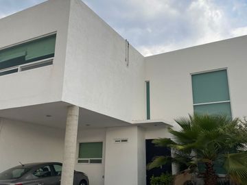 Casa de 3 recámaras y cuarto de servicio en Cumbres del Lago, Juriquilla, Querétaro