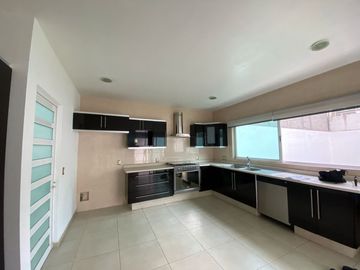 Casa de 3 recámaras y cuarto de servicio en Cumbres del Lago, Juriquilla, Querétaro