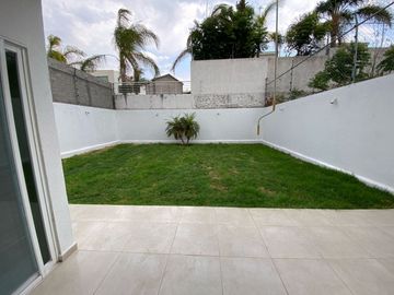 Casa de 3 recámaras y cuarto de servicio en Cumbres del Lago, Juriquilla, Querétaro
