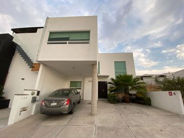 Casa de 3 recámaras y cuarto de servicio en Cumbres del Lago, Juriquilla, Querétaro