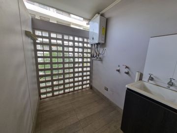 Venta de Lindo Depto. de 2 dormitorios 2 baños. Metro Pedro de Valdivia, Providencia.