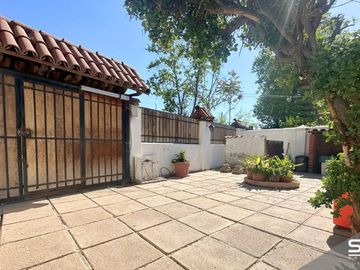 SE VENDE LINDA Y AMPLIA CASA DEL EMBLEMÁTICO JORGE PEDREROS CON EXCELENTE UBICACION Y EN UN SECTOR TRANQUILO.