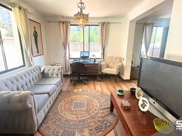 SE VENDE LINDA Y AMPLIA CASA DEL EMBLEMÁTICO JORGE PEDREROS CON EXCELENTE UBICACION Y EN UN SECTOR TRANQUILO.