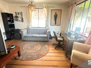 SE VENDE LINDA Y AMPLIA CASA DEL EMBLEMÁTICO JORGE PEDREROS CON EXCELENTE UBICACION Y EN UN SECTOR TRANQUILO.