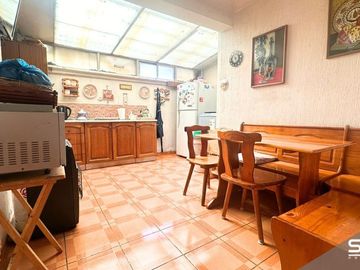 SE VENDE LINDA Y AMPLIA CASA DEL EMBLEMÁTICO JORGE PEDREROS CON EXCELENTE UBICACION Y EN UN SECTOR TRANQUILO.