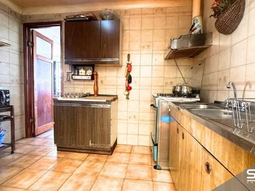 SE VENDE LINDA Y AMPLIA CASA DEL EMBLEMÁTICO JORGE PEDREROS CON EXCELENTE UBICACION Y EN UN SECTOR TRANQUILO.