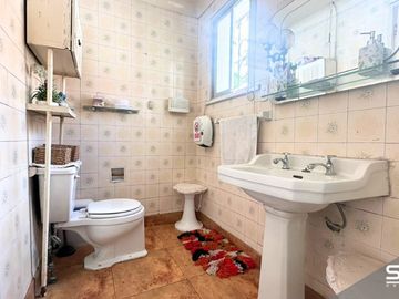 SE VENDE LINDA Y AMPLIA CASA DEL EMBLEMÁTICO JORGE PEDREROS CON EXCELENTE UBICACION Y EN UN SECTOR TRANQUILO.