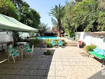 SE VENDE LINDA Y AMPLIA CASA DEL EMBLEMÁTICO JORGE PEDREROS CON EXCELENTE UBICACION Y EN UN SECTOR TRANQUILO.