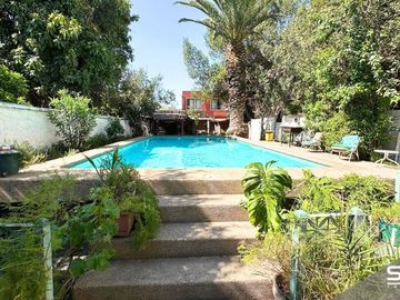 SE VENDE LINDA Y AMPLIA CASA DEL EMBLEMÁTICO JORGE PEDREROS CON EXCELENTE UBICACION Y EN UN SECTOR TRANQUILO.