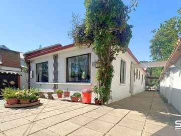 SE VENDE LINDA Y AMPLIA CASA DEL EMBLEMÁTICO JORGE PEDREROS CON EXCELENTE UBICACION Y EN UN SECTOR TRANQUILO.