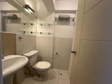 🔸 Impecable y acogedor departamento con excelente ubicación, ideal para 1 o 2 personas. Cerca de parques y centros comerciales
