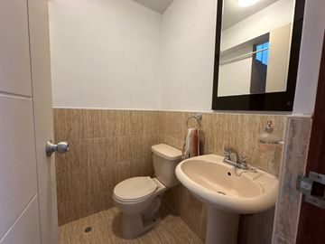 🔸 Impecable y acogedor departamento con excelente ubicación, ideal para 1 o 2 personas. Cerca de parques y centros comerciales