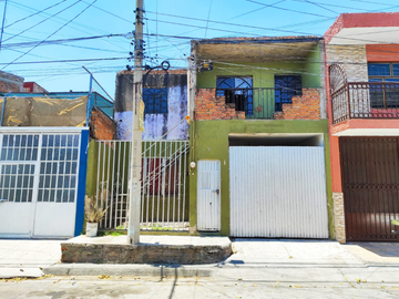 Casa para remodelar en venta en el oriente de Guadalajara a una cuadra del Parque de la Solidaridad