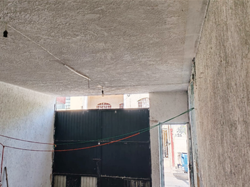 Casa para remodelar en venta en el oriente de Guadalajara a una cuadra del Parque de la Solidaridad