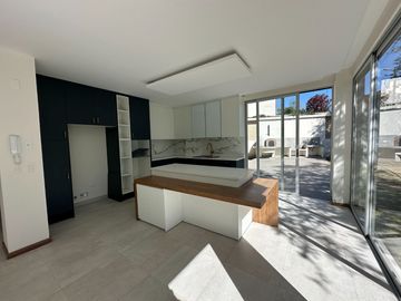 Casa de venta a estrenar en nayón dentro de urbanización