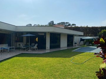 Casa en Camacho de 1,016 m² con 4 dormitorios y piscina en La Molina