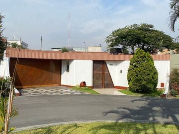 Casa en Camacho de 1,016 m² con 4 dormitorios y piscina en La Molina