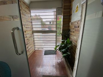 OPORTUNIDAD INVERSIONISTAS: EDIFICIO DE 6 PISOS EN VENTA frente a MEGAPLAZA