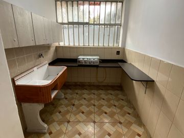 OPORTUNIDAD INVERSIONISTAS: EDIFICIO DE 6 PISOS EN VENTA frente a MEGAPLAZA