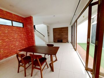 DIJUAL RUMAH MEWAH 2 LANTAI DI KOMPLEK DISCOVERY BINTARO