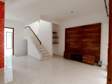 DIJUAL RUMAH MEWAH 2 LANTAI DI KOMPLEK DISCOVERY BINTARO