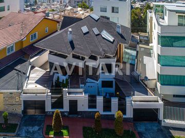Casa en Venta en Altos de la Granda Centeno – Exclusiva, Amplia y con Piscina