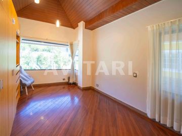 Casa en Venta en Altos de la Granda Centeno – Exclusiva, Amplia y con Piscina