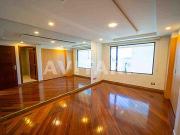 Casa en Venta en Altos de la Granda Centeno – Exclusiva, Amplia y con Piscina