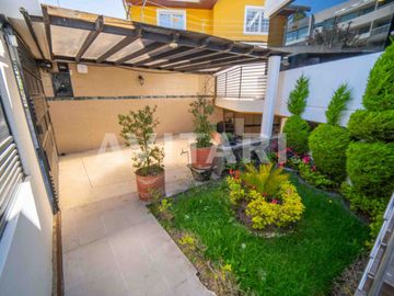 Casa en Venta en Altos de la Granda Centeno – Exclusiva, Amplia y con Piscina