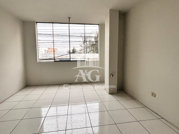 EN VENTA CASA DE 2 PISOS DE 383.33 MT EN PLENA AVENIDA   MARISCAL CASTILLA, MIRAFLORES, ZONA COMERCIAL Y ESTRATEGICA, CON 15 TIENDAS COMERCIALES Y DPT