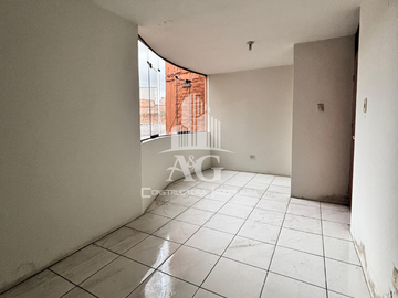 EN VENTA CASA DE 2 PISOS DE 383.33 MT EN PLENA AVENIDA   MARISCAL CASTILLA, MIRAFLORES, ZONA COMERCIAL Y ESTRATEGICA, CON 15 TIENDAS COMERCIALES Y DPT