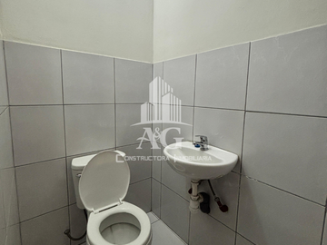 EN VENTA CASA DE 2 PISOS DE 383.33 MT EN PLENA AVENIDA   MARISCAL CASTILLA, MIRAFLORES, ZONA COMERCIAL Y ESTRATEGICA, CON 15 TIENDAS COMERCIALES Y DPT