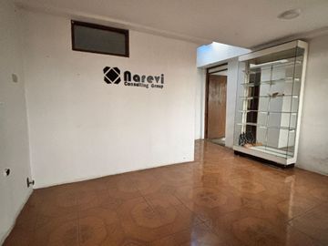 EN VENTA CASA DE 2 PISOS DE 383.33 MT EN PLENA AVENIDA   MARISCAL CASTILLA, MIRAFLORES, ZONA COMERCIAL Y ESTRATEGICA, CON 15 TIENDAS COMERCIALES Y DPT