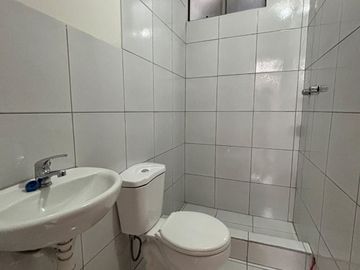 EN VENTA CASA DE 2 PISOS DE 383.33 MT EN PLENA AVENIDA   MARISCAL CASTILLA, MIRAFLORES, ZONA COMERCIAL Y ESTRATEGICA, CON 15 TIENDAS COMERCIALES Y DPT