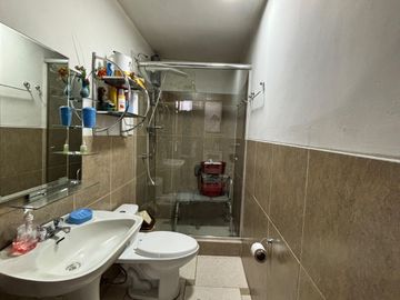 EN VENTA CASA DE 2 PISOS DE 383.33 MT EN PLENA AVENIDA   MARISCAL CASTILLA, MIRAFLORES, ZONA COMERCIAL Y ESTRATEGICA, CON 15 TIENDAS COMERCIALES Y DPT
