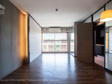 Condominium in the heart of Rayong city, quiet atmosphere, with convenience from complete facilities.