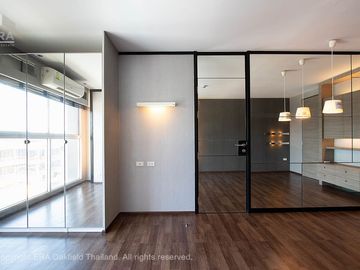 Condominium in the heart of Rayong city, quiet atmosphere, with convenience from complete facilities.