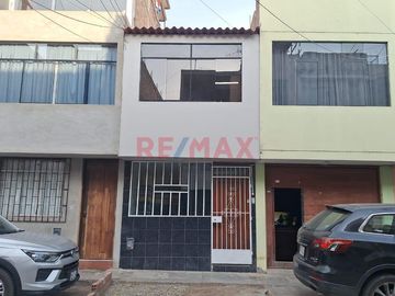 Vendo Casa 51.20M2 Urb. La Alameda Por El Parque Eterno