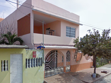 Hermosa casa en venta con 6 habitaciones a 4 mn de playa norte